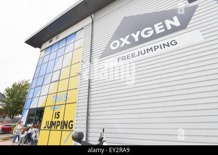 Die erste Sauerstoff Freejumping Trampolin Park eröffnet in Acton, West London, mit einer Vielzahl von Trampolinen, Aktivitäten Stockfoto