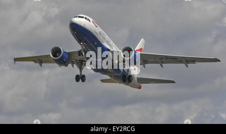 Fairford, Gloucestershire, UK. 19. Juli 2015. Flugzeug Demonstrationen an der Royal International Air Tattoo an RAF Fairford am 19. Juli 2015 in Gloucestershire, England. Bildnachweis: Jules Annan/Alamy Live News Stockfoto