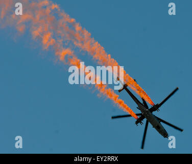 Fairford, Gloucestershire, UK. 19. Juli 2015. Hind Helikopter Display an der Royal International Air Tattoo an RAF Fairford am 19. Juli 2015 in Gloucestershire, England. Bildnachweis: Jules Annan/Alamy Live News Stockfoto