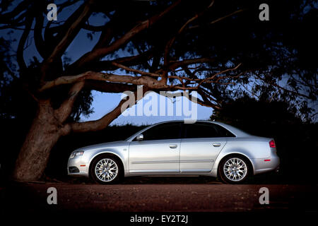 Audi A4 geparkt in der Nacht Stockfoto