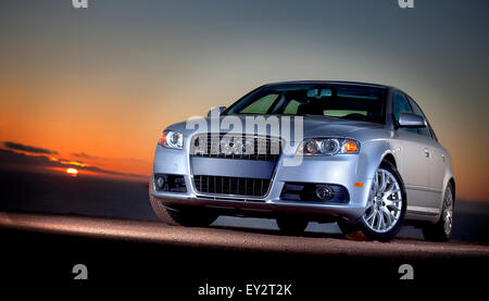 Audi A4 bei Sonnenuntergang Stockfoto