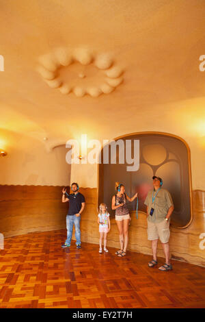 Ein Blick auf die Entwürfe von Antoni Gaudi in der Casa Batllo, ein UNESCO-Weltkulturerbe, Barcelona-Spanien-Europa Tourist-Familie Stockfoto