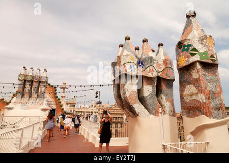 Touristen auf dem Dach des Gaudis Casa Batllo mit Blick auf die bunte Schornsteine, Casa Batllo, Stadtteil Gracia, Barcelona-Spanien Stockfoto