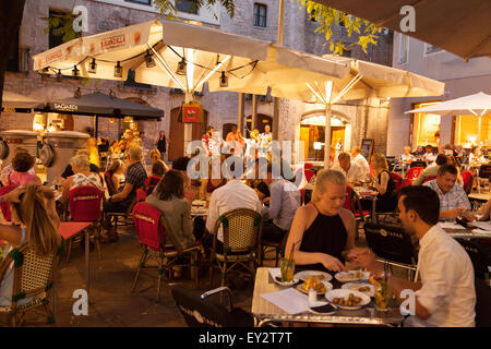 Einheimische und Touristen Essen in einem Restaurant außerhalb bei Nacht, Barceloneta, Barcelona, Spanien-Europa Stockfoto