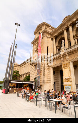 Menschen Sie im Café, Museu Nacional d ' Art de Catalunya (Nationales Kunstmuseum von Katalonien), Barcelona, Spanien-Europa Stockfoto