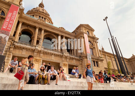 Menschen bei dem Museu Nacional d ' Art de Catalunya (National Museum of Art, Katalonien), Barcelona, Spanien-Europa Stockfoto