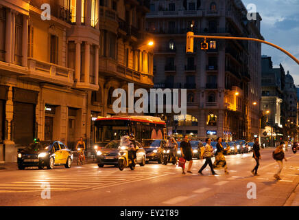 Verkehr und die Leute, die Kreuzung der Via Laietana Nacht, gotischen Viertel Barcelona City centre, Spanien Europa Stockfoto