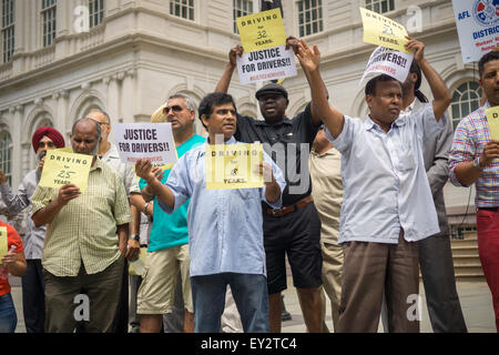 New York, USA. 20. Juli 2015. Taxifahrer und Unterstützer-Rallye auf den Stufen des New Yorker City Hall am Montag, 20. Juli 2015 für eine Kappe auf für Mietfahrzeuge (FHV) erlaubt auf den Straßen der Stadt, speziell e-Hagel-Dienste wie Uber und Lyft. Der New Yorker Stadtrat soll über die GAP abstimmen und Lobbyarbeit Uber und das Taxigewerbe die Councilmembers. Bildnachweis: Richard Levine/Alamy Live-Nachrichten Stockfoto