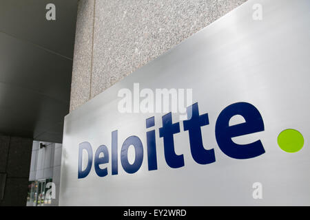 Ein Logo Zeichen außerhalb eines Bürogebäudes von Deloitte Touche Tohmatsu Limited in Arlington, Virginia am 12. Juli 2015 besetzt. Stockfoto