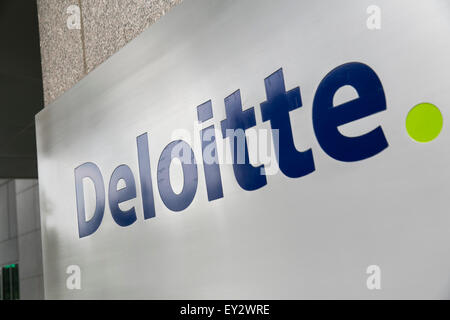 Ein Logo Zeichen außerhalb eines Bürogebäudes von Deloitte Touche Tohmatsu Limited in Arlington, Virginia am 12. Juli 2015 besetzt. Stockfoto