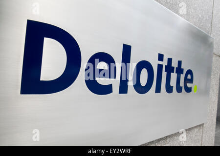 Ein Logo Zeichen außerhalb eines Bürogebäudes von Deloitte Touche Tohmatsu Limited in Arlington, Virginia am 12. Juli 2015 besetzt. Stockfoto