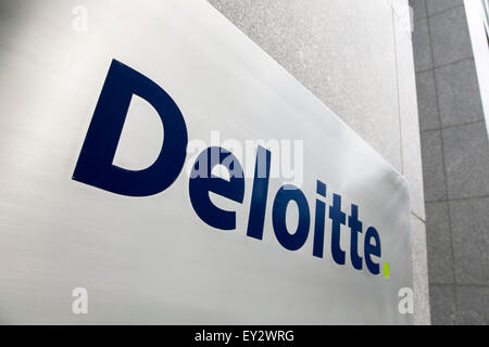 Ein Logo Zeichen außerhalb eines Bürogebäudes von Deloitte Touche Tohmatsu Limited in Arlington, Virginia am 12. Juli 2015 besetzt. Stockfoto