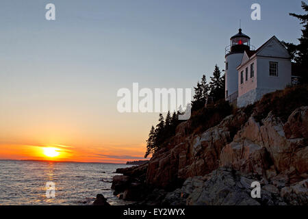 Bass Harbor Head Leuchtturm bei Sonnenuntergang, Acadia National Park, Maine, Vereinigte Staaten von Amerika Stockfoto