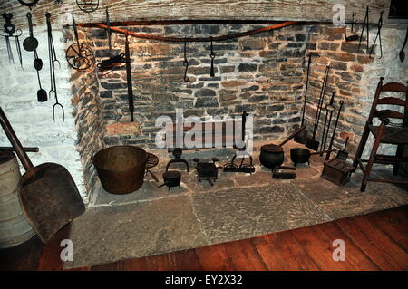 Guilford, Connecticut: Große Feuerstelle Kamin mit Kochutensilien 17. Jahrhundert im historischen 1639 Henry Whitfield House Stockfoto