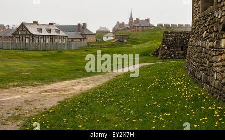 Gelände der Festung Louisbourg an einem nebeligen Tag in Louisbourg, Nova Scotia, Kanada Stockfoto