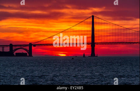 Die Golden Gate Bridge und die San Francisco Bay bei Sonnenuntergang, San Francisco, Kalifornien, USA Stockfoto