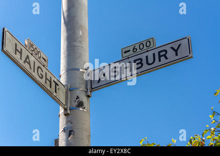 Straßenschild an der Kreuzung von Haight und Ashbury, Heimat der Blumenkraft-Szene von Height Ashbury aus den 1960er Jahren, San Francisco, Kalifornien Stockfoto