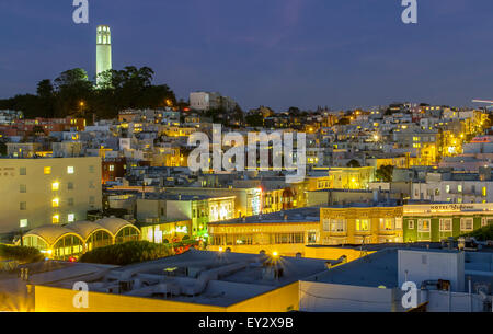 Coit Tower ein Betonturm auf dem Gipfel des Telegraph Hill bei Nacht von einem Dach in Chinatown, San Francisco, Kalifornien, USA Stockfoto