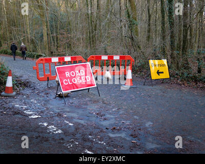 Umleitung und Straße gesperrt Zeichen auf einer Landstraße im Lake District Stockfoto