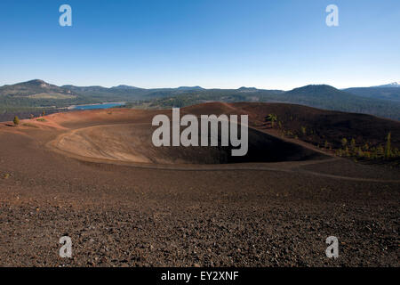 Krater und Rand der Schlackenkegel mit Butte Lake im Hintergrund, Lassen Volcanic Nationalpark, Kalifornien, Vereinigte Staaten von Amerika Stockfoto