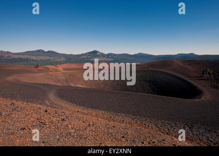 Krater und Rand der Schlackenkegel, Lassen Volcanic Nationalpark, Kalifornien, Vereinigte Staaten von Amerika Stockfoto