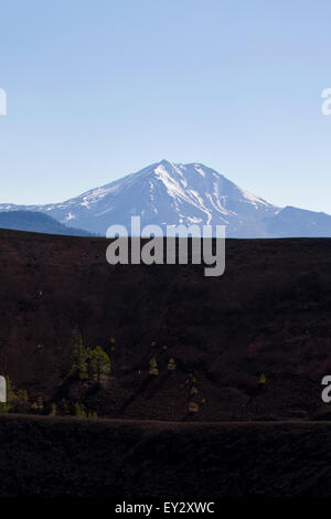 Rand der Schlackenkegel mit Lassen Peak im Hintergrund, Lassen Volcanic Nationalpark, Kalifornien, Vereinigte Staaten von Amerika Stockfoto