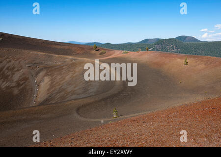 Wanderweg in Krater des Schlackenkegel, Lassen Volcanic Nationalpark, Kalifornien, Vereinigte Staaten von Amerika Stockfoto