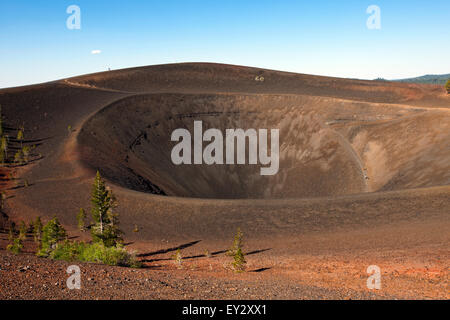 Krater und Rand der Schlackenkegel, Lassen Volcanic Nationalpark, Kalifornien, Vereinigte Staaten von Amerika Stockfoto