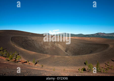 Krater und Rand der Schlackenkegel, Lassen Volcanic Nationalpark, Kalifornien, Vereinigte Staaten von Amerika Stockfoto