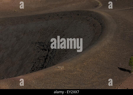 Rand der Schlackenkegel, Lassen Volcanic Nationalpark, California, Vereinigte Staaten Stockfoto