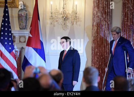 Washington, DC, USA. 20. Juli 2015. U.S. Secretary of State John Kerry (R) und kubanische Außenminister Bruno Rodriguez kommen für eine gemeinsame Pressekonferenz im State Department in Washington, DC, USA, 20. Juli 2015. Die Vereinigten Staaten und Kuba wiederhergestellt diplomatische Beziehungen auf Montag. © Yin Bogu/Xinhua/Alamy Live-Nachrichten Stockfoto