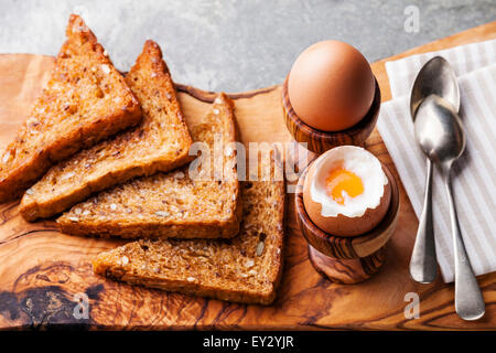 Gekochten Eiern zum Frühstück in Oliven Holz Eierbecher Stockfoto