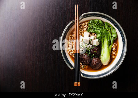 Miso Ramen asiatische Nudeln mit Shiitake, Tofu und Pak Choi Kohl in Schüssel auf schwarzen Tabellenhintergrund Stockfoto