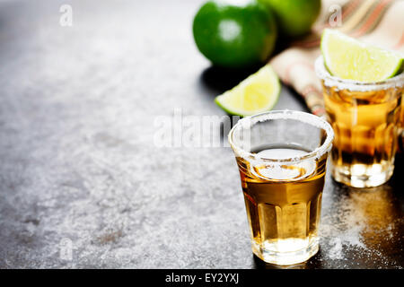Tequila Shots mit Kalk und Salz auf rustikalen Hintergrund Stockfoto