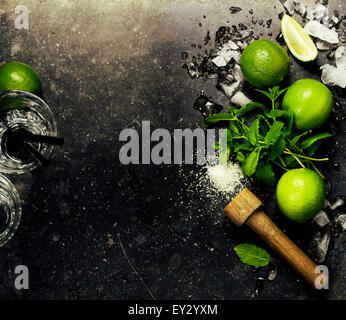 Zutaten für die Herstellung von Mojitos (Eiswürfel, Minze, Zucker und Kalk auf rustikalen Hintergrund) Stockfoto