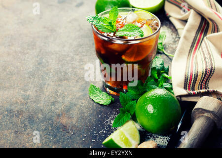 Zutaten für die Herstellung von Mojitos (Eiswürfel, Minze, Zucker und Kalk auf rustikalen Hintergrund) Stockfoto