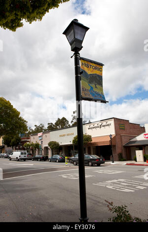 Lamp Post Zeichen für historische Saratoga Village, Kalifornien, Vereinigte Staaten von Amerika Stockfoto