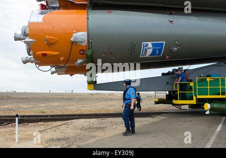 Baikonur Kosmodrom, Kasachstan. 20. Juli 2015. Das Raumschiff Sojus TMA - 17M ist mit dem Zug auf der Startrampe in Baikonur Kosmodrom 20. Juli 2015 in Kasachstan ausgerollt. Start der Sojus Rakete ist für 23 Juli geplant und führt Expedition 44 Besatzung der internationalen Raumstation ISS. Stockfoto