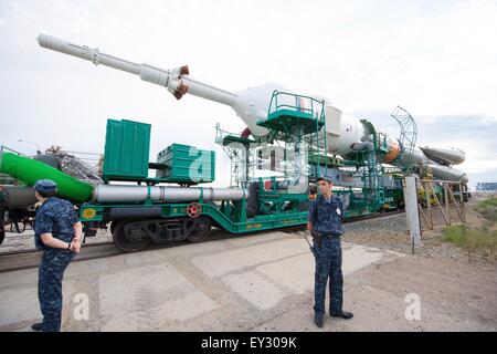 Baikonur Kosmodrom, Kasachstan. 20. Juli 2015. Das Raumschiff Sojus TMA - 17M ist mit dem Zug auf der Startrampe in Baikonur Kosmodrom 20. Juli 2015 in Kasachstan ausgerollt. Start der Sojus Rakete ist für 23 Juli geplant und führt Expedition 44 Besatzung der internationalen Raumstation ISS. Stockfoto