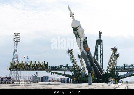 Baikonur Kosmodrom, Kasachstan. 20. Juli 2015. Das Raumschiff Sojus TMA - 17M wird in Position auf der Startrampe am Weltraumbahnhof Baikonur in Kasachstan 20. Juli 2015 angehoben. Start der Sojus Rakete ist für 23 Juli geplant und führt Expedition 44 Besatzung der internationalen Raumstation ISS. Stockfoto