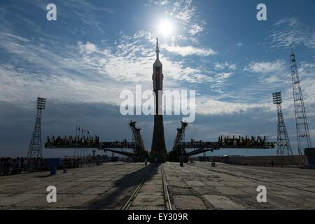 Baikonur Kosmodrom, Kasachstan. 20. Juli 2015. Das Raumschiff Sojus TMA - 17M wird in Position auf der Startrampe am Weltraumbahnhof Baikonur in Kasachstan 20. Juli 2015 angehoben. Start der Sojus Rakete ist für 23 Juli geplant und führt Expedition 44 Besatzung der internationalen Raumstation ISS. Stockfoto