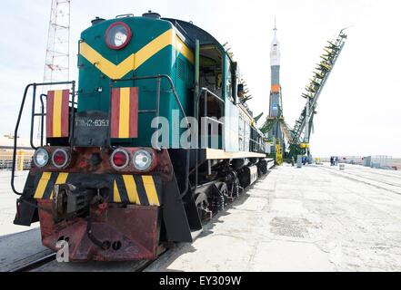 Baikonur Kosmodrom, Kasachstan. 20. Juli 2015. Das Raumschiff Sojus TMA - 17M wird in Position auf der Startrampe am Weltraumbahnhof Baikonur in Kasachstan 20. Juli 2015 angehoben. Start der Sojus Rakete ist für 23 Juli geplant und führt Expedition 44 Besatzung der internationalen Raumstation ISS. Stockfoto