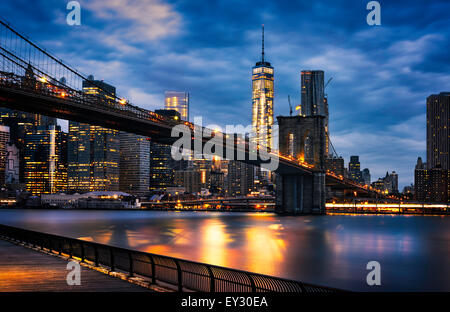 New York City - schönen Sonnenaufgang über Manhattan und Brooklyn Bridge USA Stockfoto