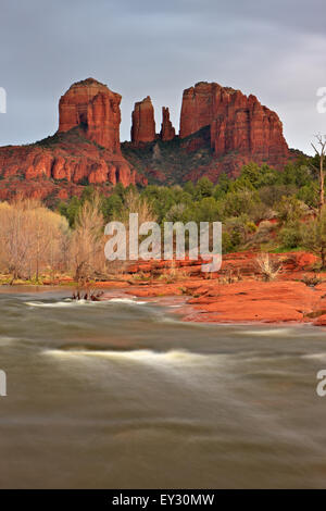 Blick auf Kathedrale Rock von Red Rock Crossing, Sedona, Arizona, USA Stockfoto