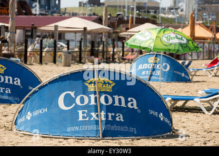 Windschutz mit Corona-Bier-Werbung auf den Strand von Scheveningen, Holland, Niederlande Stockfoto