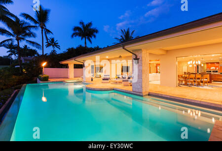 Wunderschöne Luxus-Villa mit Pool bei Sonnenuntergang Stockfoto