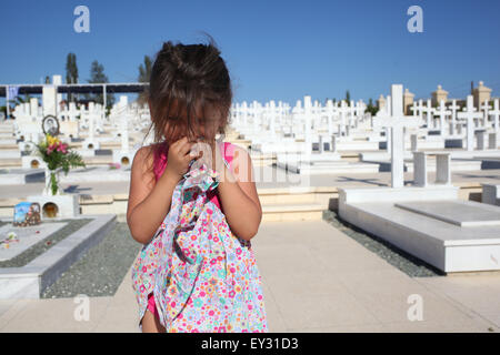 Larnaca, Zypern. 20. Juli 2015. Eine Mädchen steht auf dem Timbou Friedhof in Nikosia, zum Memorial Day von Menschen der türkischen Invasion 1974 starb. Zypern ist 41 Jahre seit der türkischen Invasion 1974. Bildnachweis: Yiorgos Doukanaris/Pacific Press/Alamy Live-Nachrichten Stockfoto