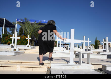 Larnaca, Zypern. 20. Juli 2015. Die Schwester eines toten Soldaten ist auf dem Denkmal der Timbou Friedhof gingen die Gedenkstätte des Verstorbenen in der türkischen Invasion im Jahre 1974 in Zypern, passiert ist. Zypern ist 41 Jahre seit der türkischen Invasion 1974. Bildnachweis: Yiorgos Doukanaris/Pacific Press/Alamy Live-Nachrichten Stockfoto