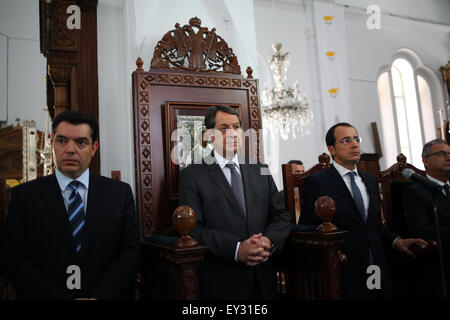 Larnaca, Zypern. 20. Juli 2015. Präsident von Zypern Nicos Anastasiadis (rechts) in Faneromeni Kirche für die kirchliche Zeremonie für die Toten des Krieges in Zypern. Zypern ist 41 Jahre seit der türkischen Invasion 1974. Bildnachweis: Yiorgos Doukanaris/Pacific Press/Alamy Live-Nachrichten Stockfoto