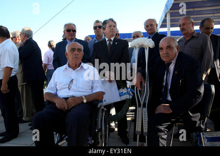 Larnaca, Zypern. 20. Juli 2015. Die Überlebenden des Krieges sitzen am Timbou Friedhof, zum Memorial Day der türkischen Invasion auf Zypern 1974. Zypern ist 41 Jahre seit der türkischen Invasion 1974. Bildnachweis: Yiorgos Doukanaris/Pacific Press/Alamy Live-Nachrichten Stockfoto